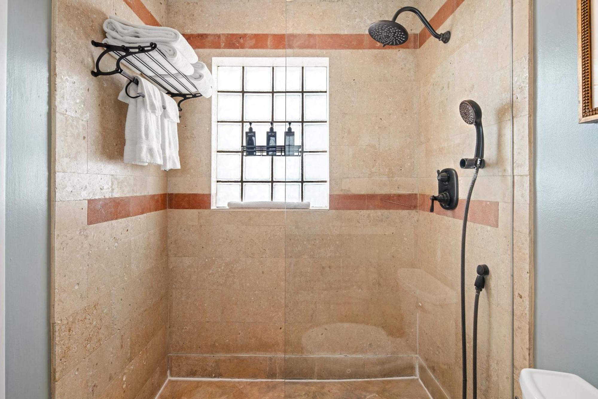 Habitación con cama grande